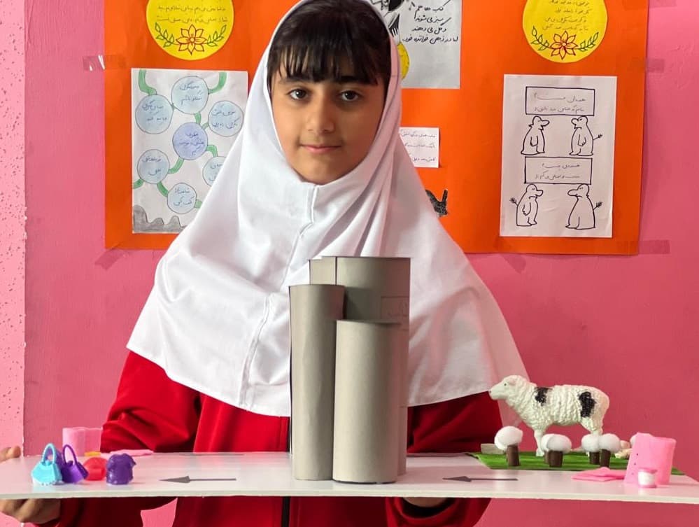 تدریس درس نواحی صنعتی ایران توسط دانش آموز ترمه مجیدیان