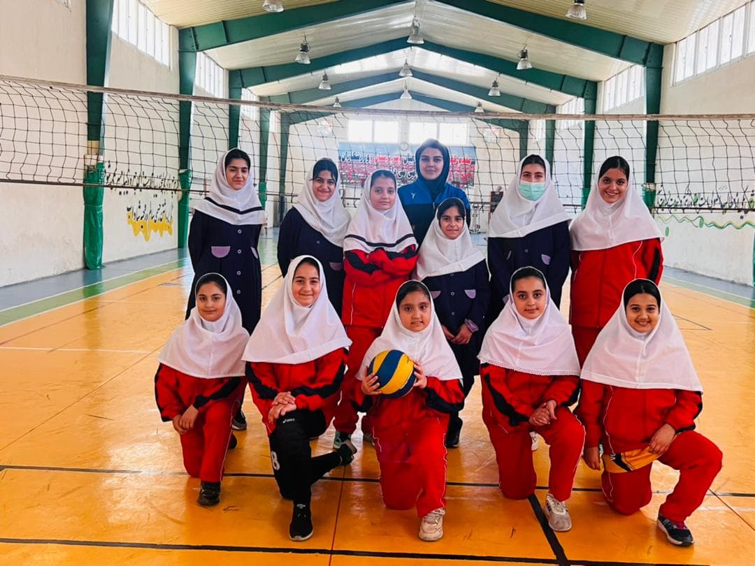 تمرین بازی والیبال در سالن