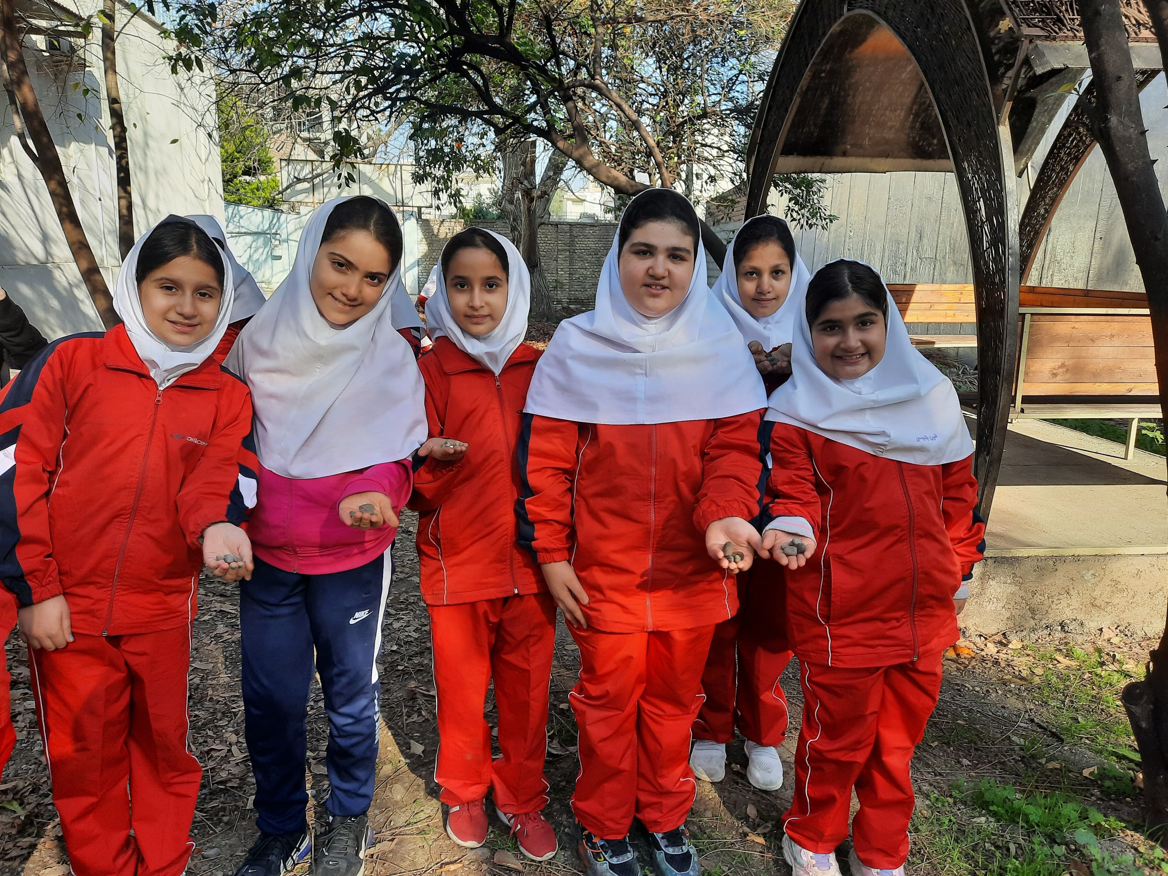 پیدا کردن سنگ های مختلف در حیاط مدرسه(زنگ علوم)